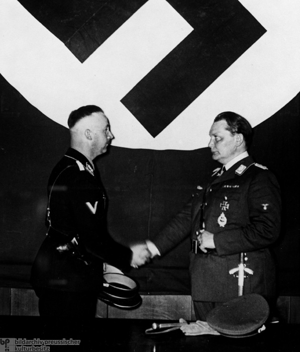Hermann Göring, Chef des Geheimen Staatspolizeiamtes, ernennt Heinrich Himmler zum stellvertretenden Chef und „Inspekteur der preußischen politischen Polizei” (20. April 1934)